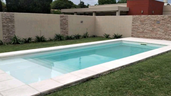 Piletas y heladerías en Canning, dos termómetros del verano en plena temporada