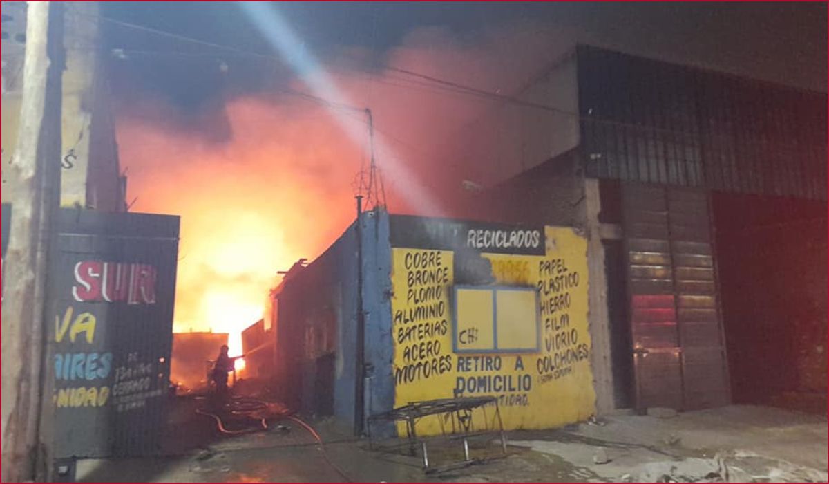 Terrible incendio en dos depósitos en Lomas: trabajaron 35 bomberos.